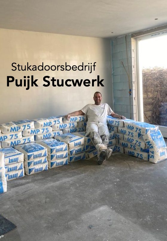 Mark Puijk zit tussen de gestapelde zakken gipsmortel op een nieuwbouwklus, met de bedrijfsnaam Puijk Stucwerk op de foto.